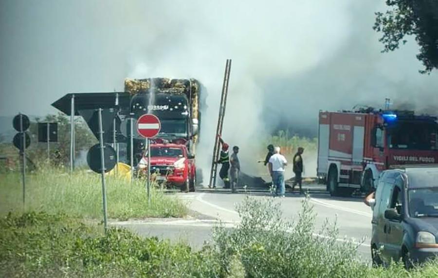 INCENDIO CAMION PAGLIA TELESINA 1