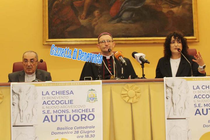 ARCIVESCOVO E GIORNALISTI 03