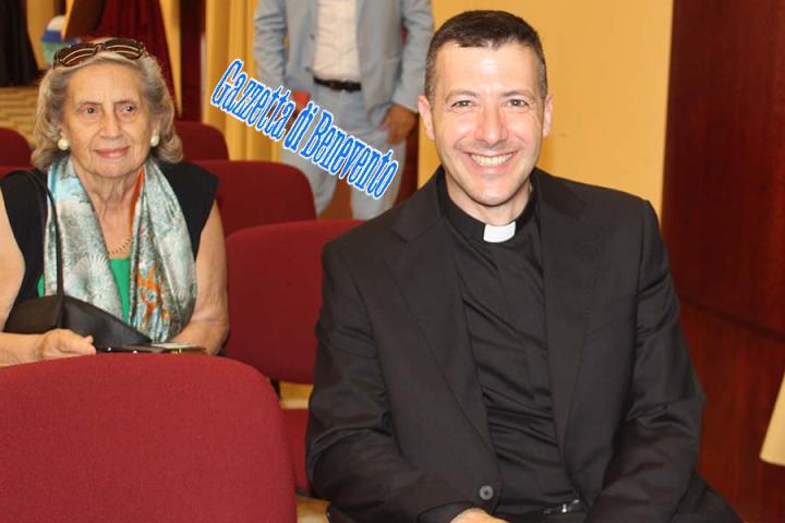 ARCIVESCOVO E GIORNALISTI 04