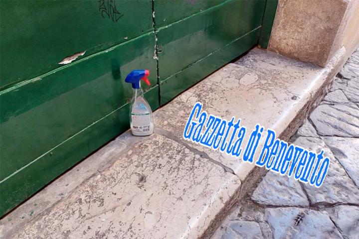PORTONE CON DETERSIVO 01