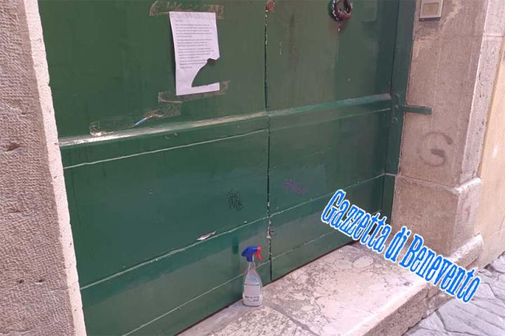 PORTONE CON DETERSIVO 02