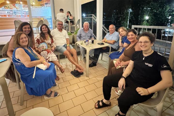 PEPPINO GRUPPO NEL BAR