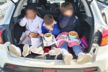 BIMBI MANGIANO IN AUTO